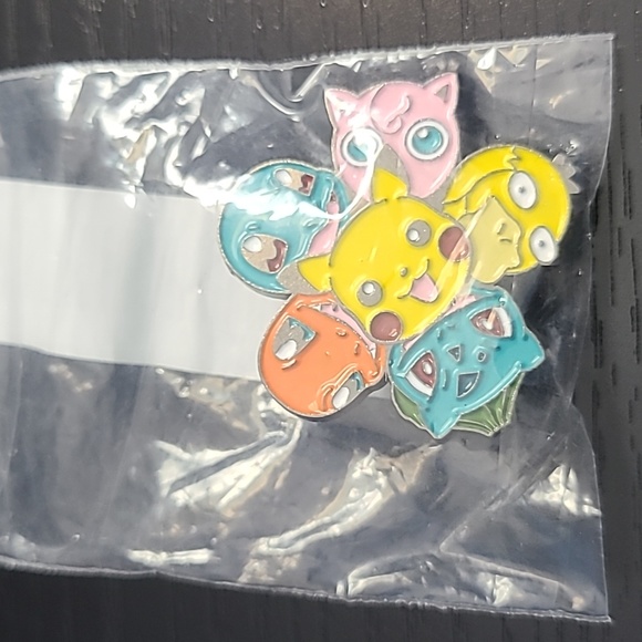 Pokemon Group Enamel Pin - Picture 3 of 3